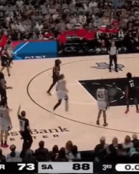 马刺第三节一度被开拓者追到差4分，随后轰出高潮领先15分