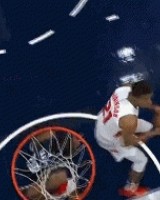 篮筐守护神！萨尔一回合连续送出封盖 生生扇晕对手