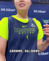 李月汝：我只能坐旋转木马这种儿童项目 跟佩奇玩刺激的 手都抖了