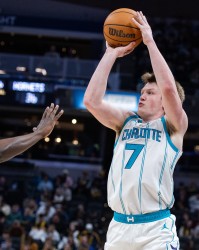 星空体育APP-【菜鸟】克尼佩尔20分4三分 尼德豪泽伤退 贝利16投得12分2板3助