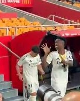 星空体育APP-杠上了！赛后维尼修斯对着巴萨球迷比划5的手势️